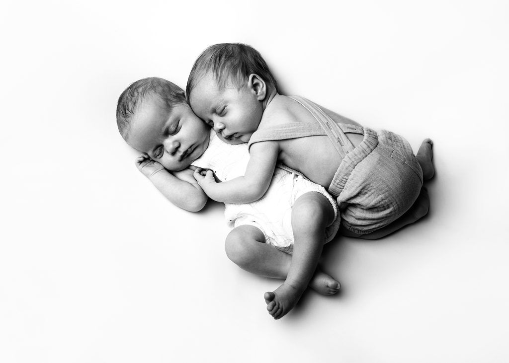 newborn fotoshoot tweeling, baby fotoshoot, newborn fotograaf, fotostudio Groningen, Friesland Drenthe