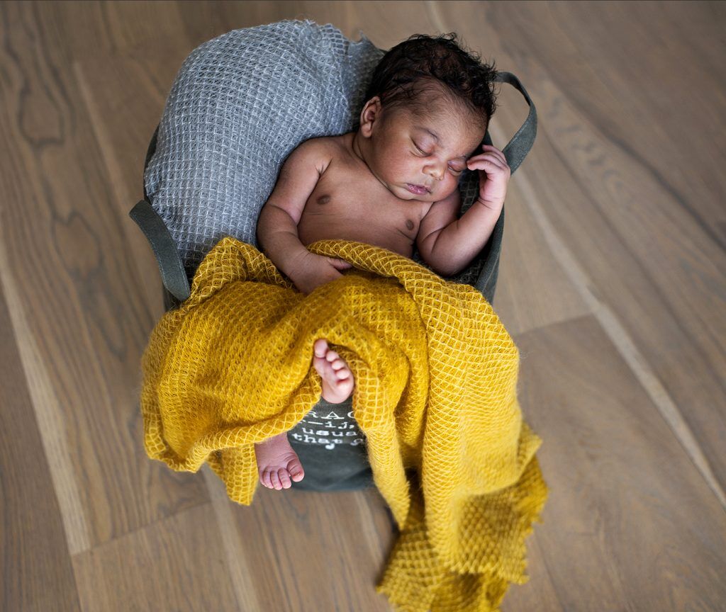newborn fotoshoot, babyshoot, newborn fotograaf, moeder dochter fotoshoot, Groningen, Amsterdam, Utrechtnewborn fotoshoot, baby fotoshoot, newborn fotograaf, fotostudio Groningen, Friesland Drenthe