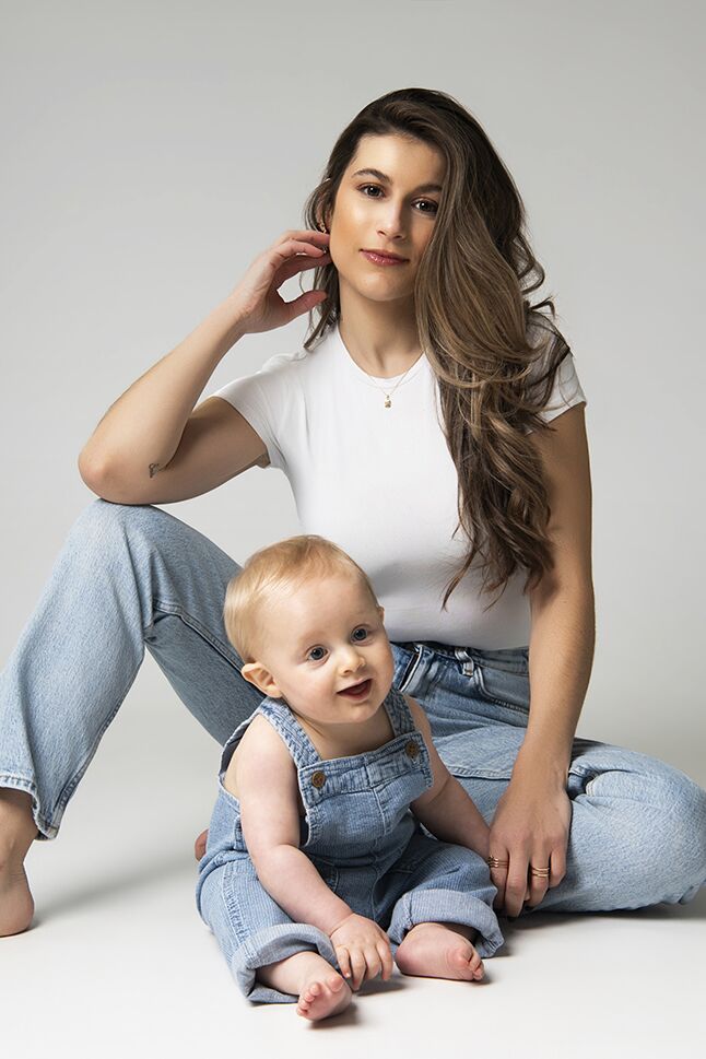 moeder & zoon fotoshoot studio Groningen Amsterdam jeans wit shirt