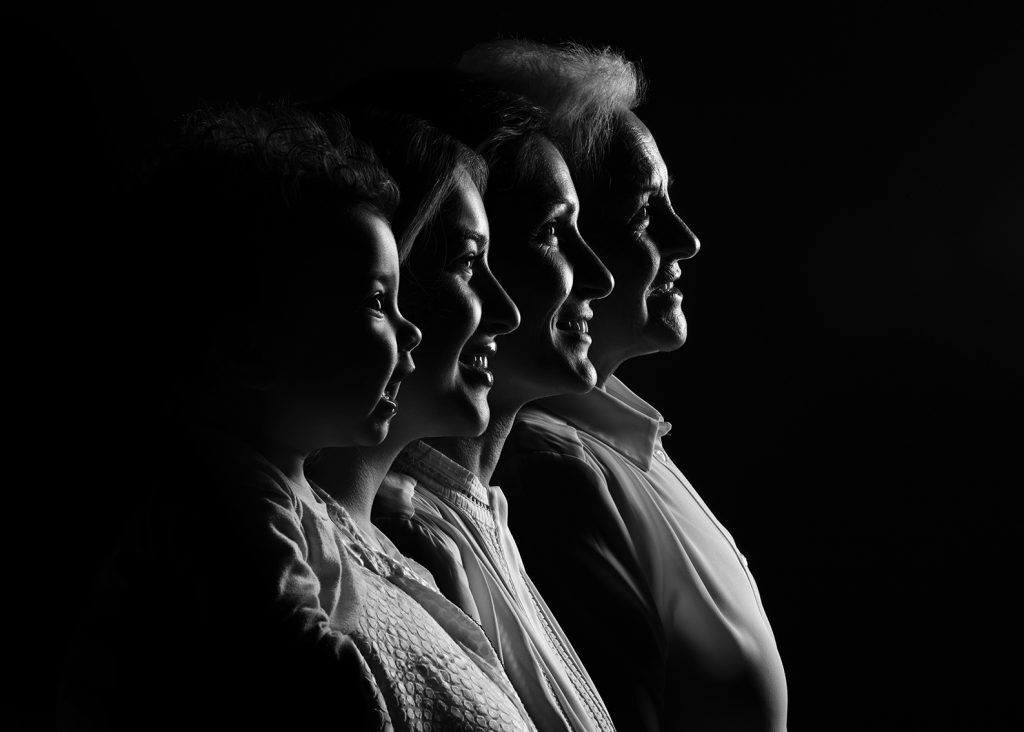 familie fotoshoot, fotoshoot familie studio Groningen, fotograaf familie fotoshoot Groningen, zijkant portret artistiek