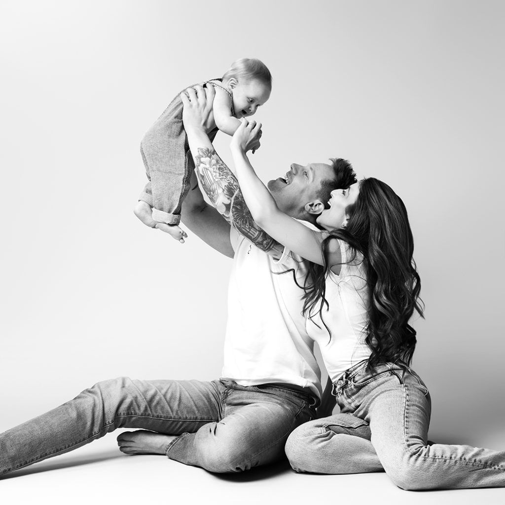 Familie baby fotoshoot jeans witte top Groningen Amsterdam fotostudio