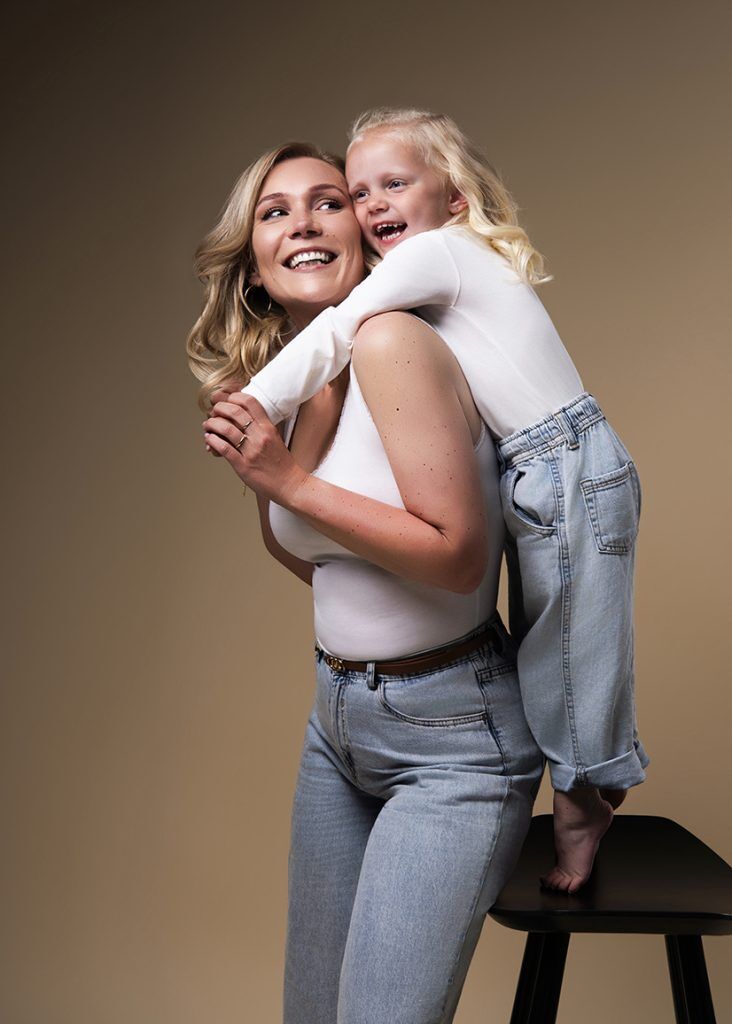 moeder en dochter fotoshoot groningen jeans wit shirt studio
