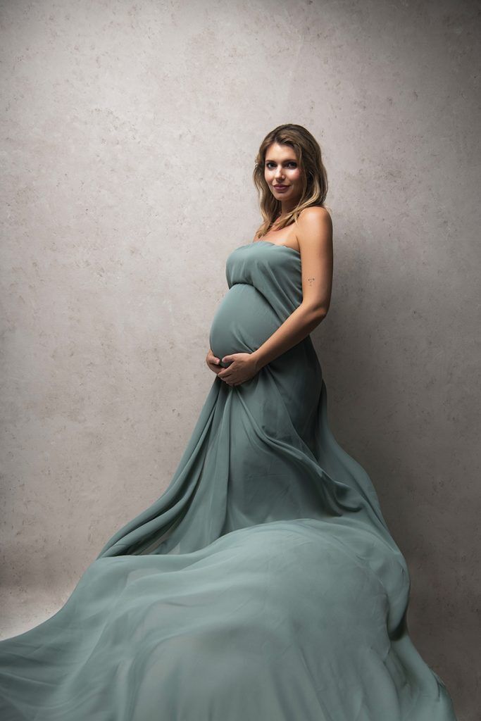 Zwangerschap fotoshoot studio wapperende jurk doek groningen amsterdam
